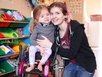 Criança com Osteogenesis Imperfeita recuperada de fraturas multiplas